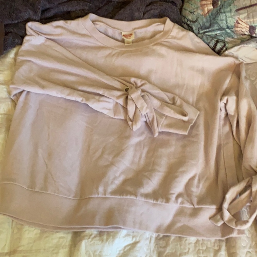 Light pink sweatshirt with ties